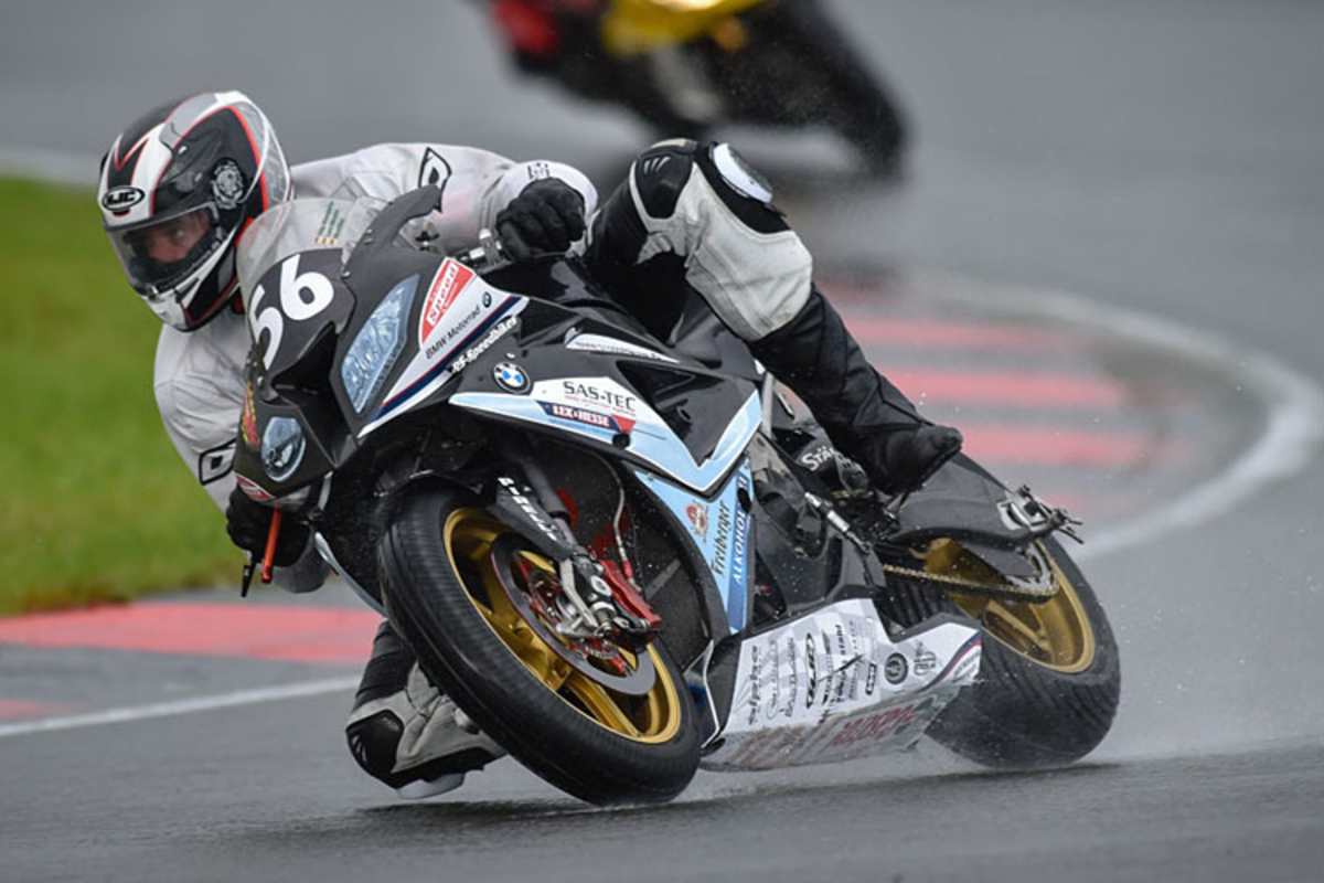 Rico Löwe behält im Regen die Übersicht