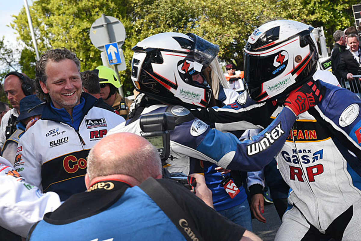 Nicht nur beim Jubel der Birchall-Brüder hält sich Klaus Klaffenböck im Hintergrund