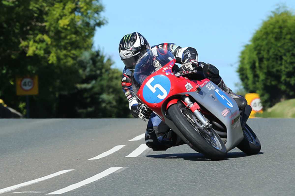 Michael Dunlop steuert MV Agusta in der Junior Classic TT zum Erfolg