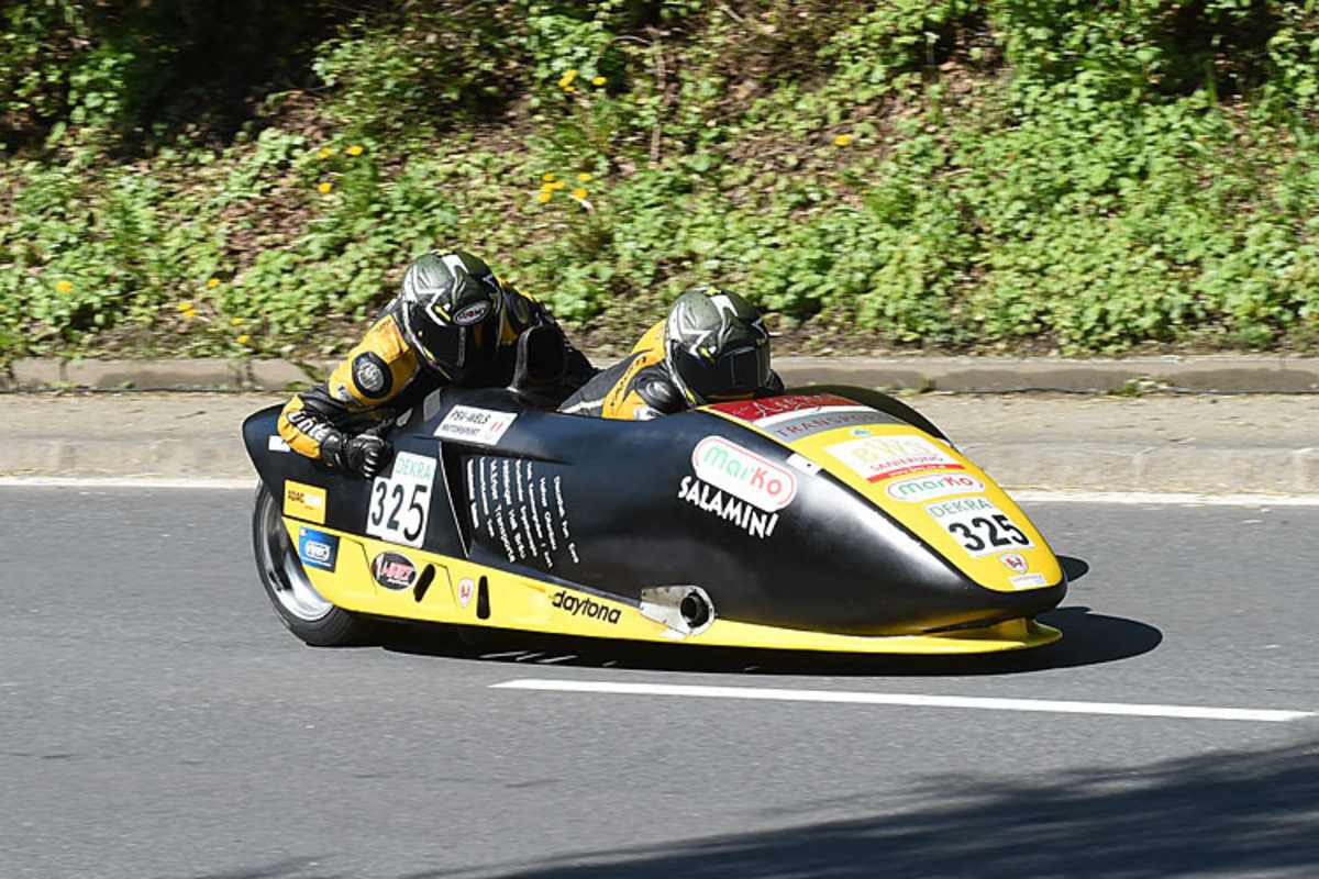 IDM-Champion Josef Sattler gewinnt mit Beifahrer Uwe Neubert die Seitenwagen-Kategorie