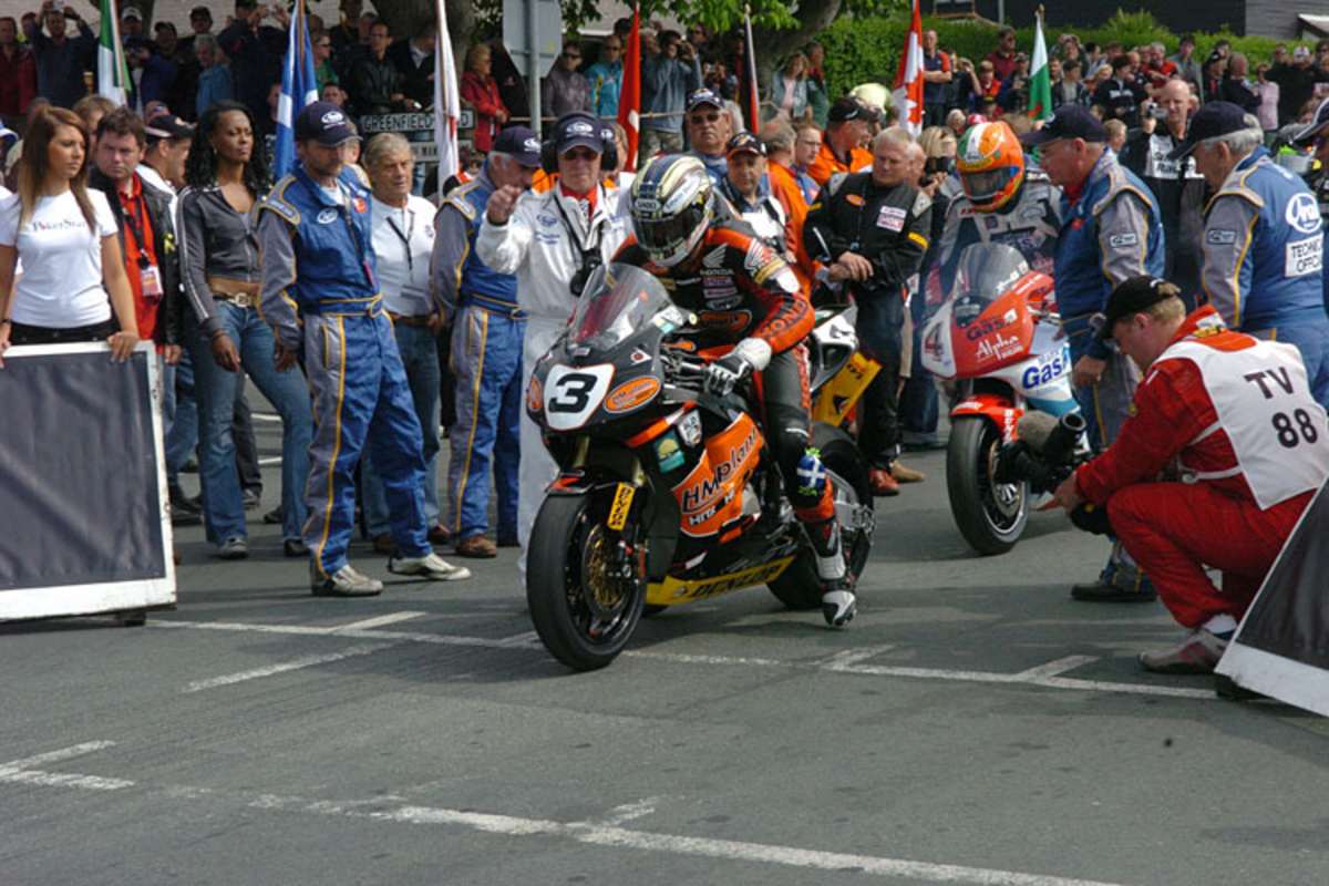 John McGuinness macht sich unter den Augen von Giacomo Agostini auf den Weg