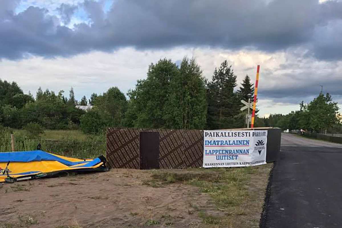 Für Sonntag wurde das Loch in der Holzabsperrung abgedeckt