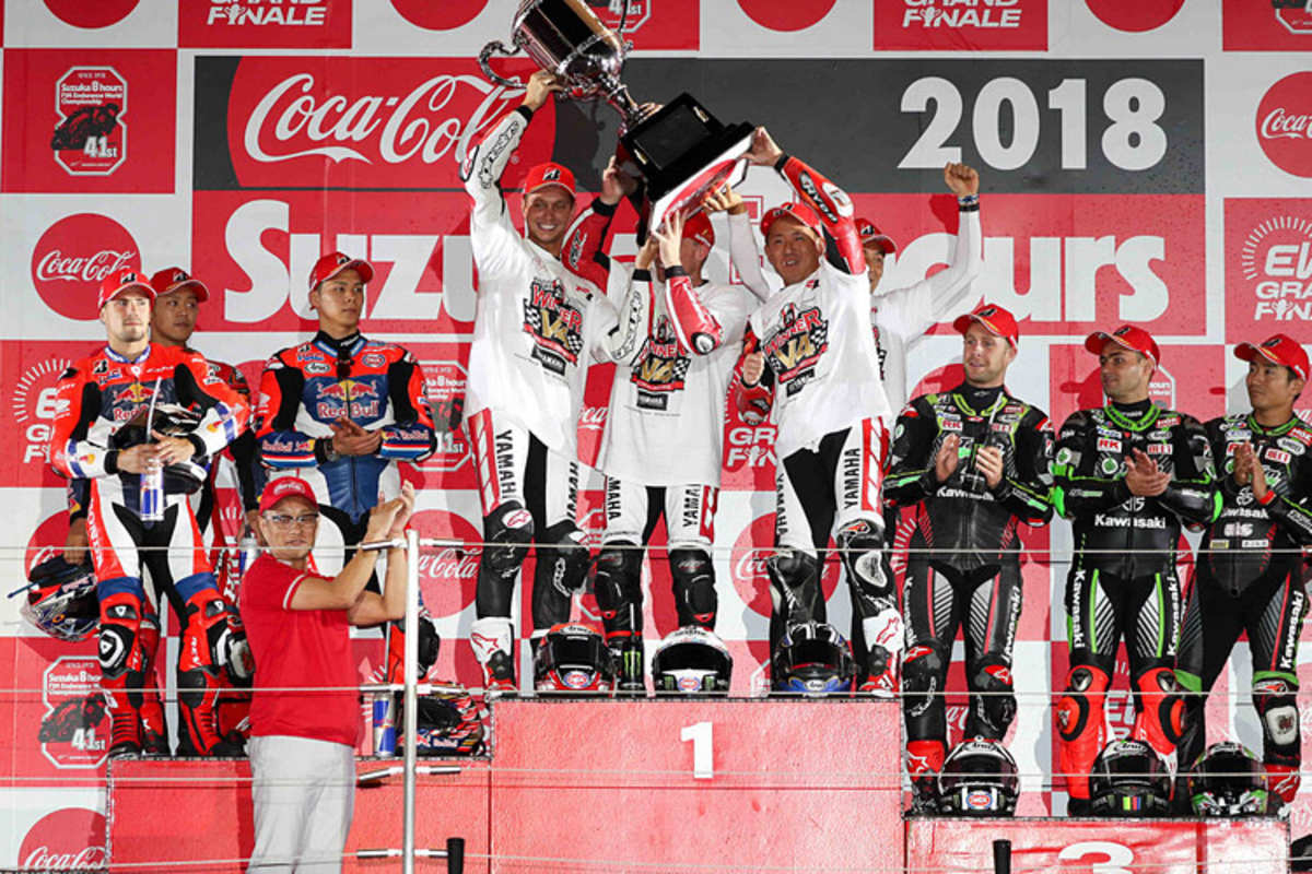 van der Mark, Lowes und Nakasuga stemmen den Pokal in den nächtlichen Himmel