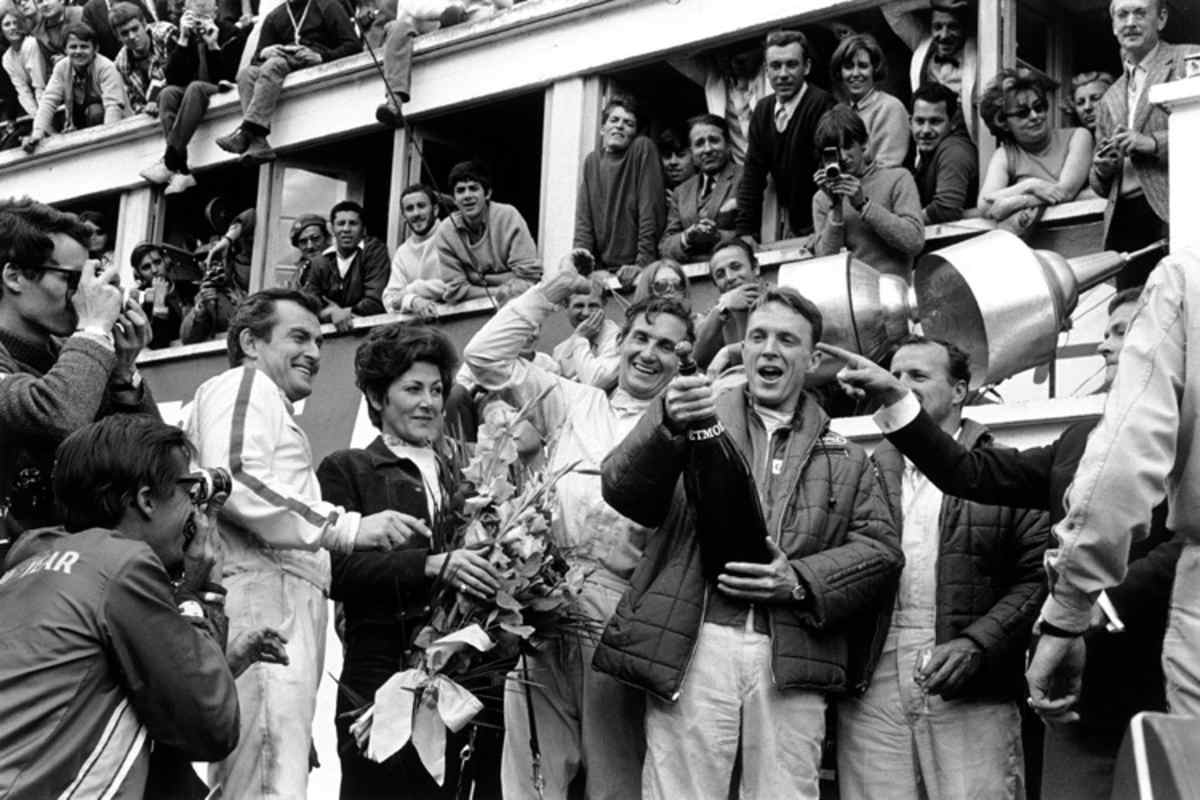 Foyt (recht hinter Gurney verdeckt in schwarzer Jacke), siegt beim einzigen Start in Le Mans