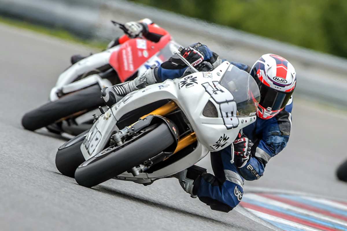 Supersport: Billy Hilpert (38) gewinnt den Zweikampf mit Lukas Franke (verdeckt)