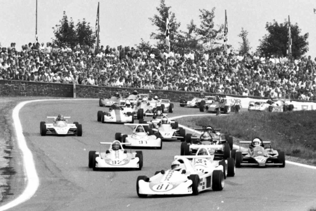 Die B8-Rennwagen vor ausverkauften Tribünen