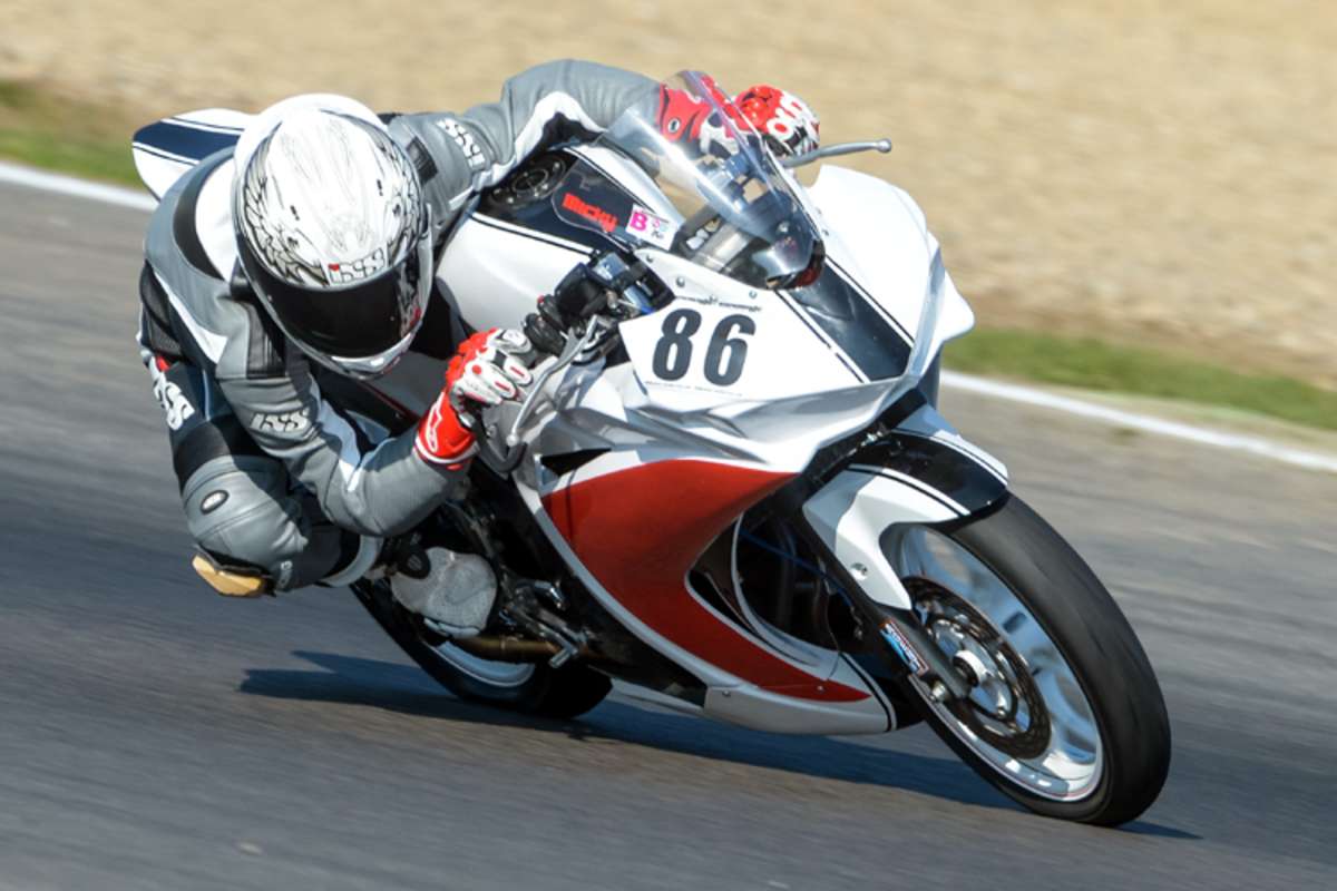 Der erst 16-jährige Micky Winkler führt die Supersport Open-Wertung an