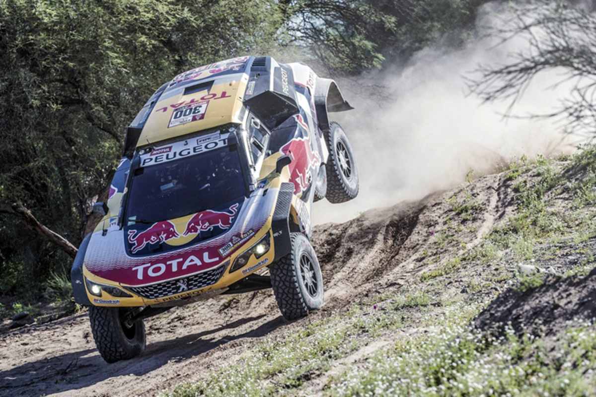 Stéphane Peterhansel springt mit dem Auto vom Rocket Ride