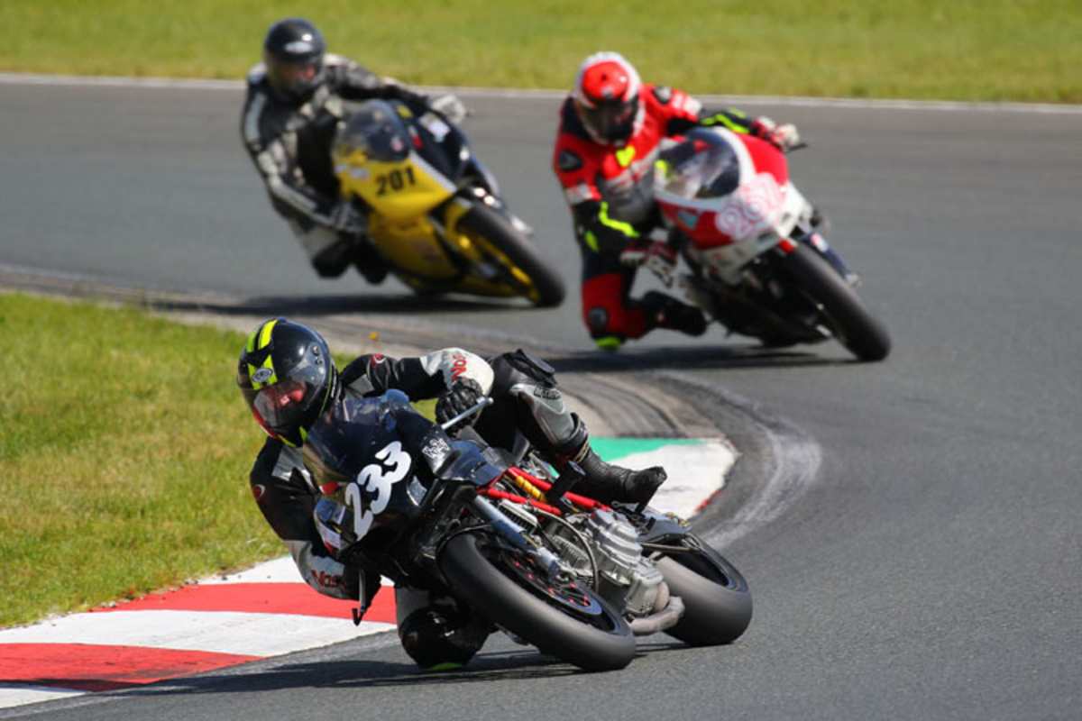 Sascha Roth (MV Agusta) und Hans Paßberger (Ducati) streiten um den ProThunder-Titel 