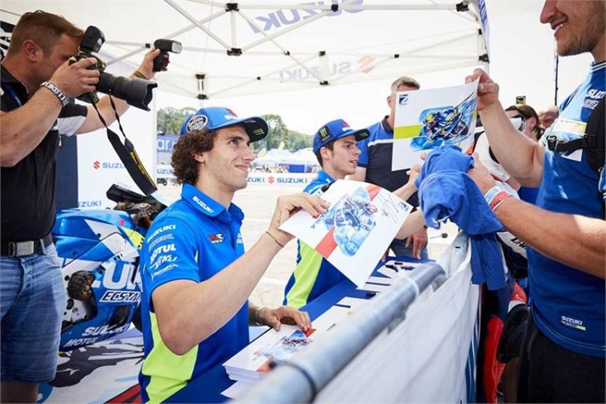 Rins und Mir schrieben fleißig Autogramme