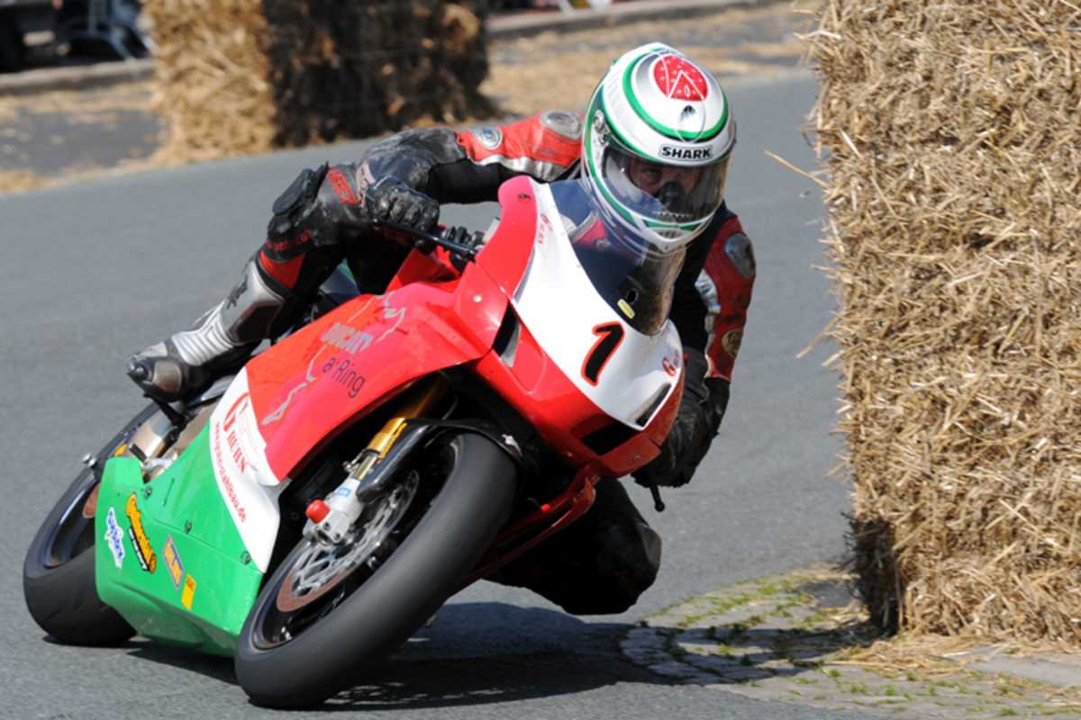 Toni Heiler zwischen den Strohballen