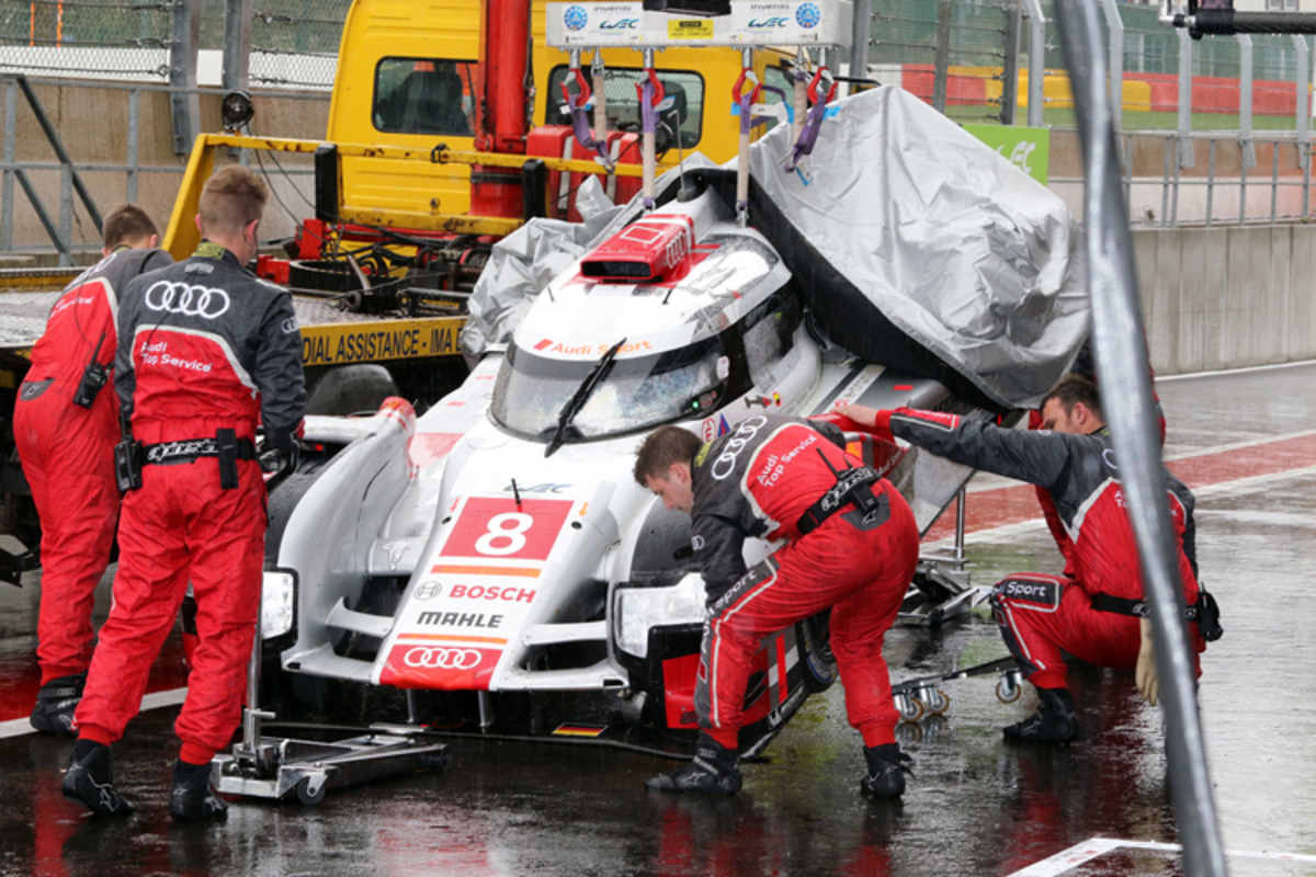 Der ramponierte Jarvis wird nach dem Donnerstag-Crash abgeladen