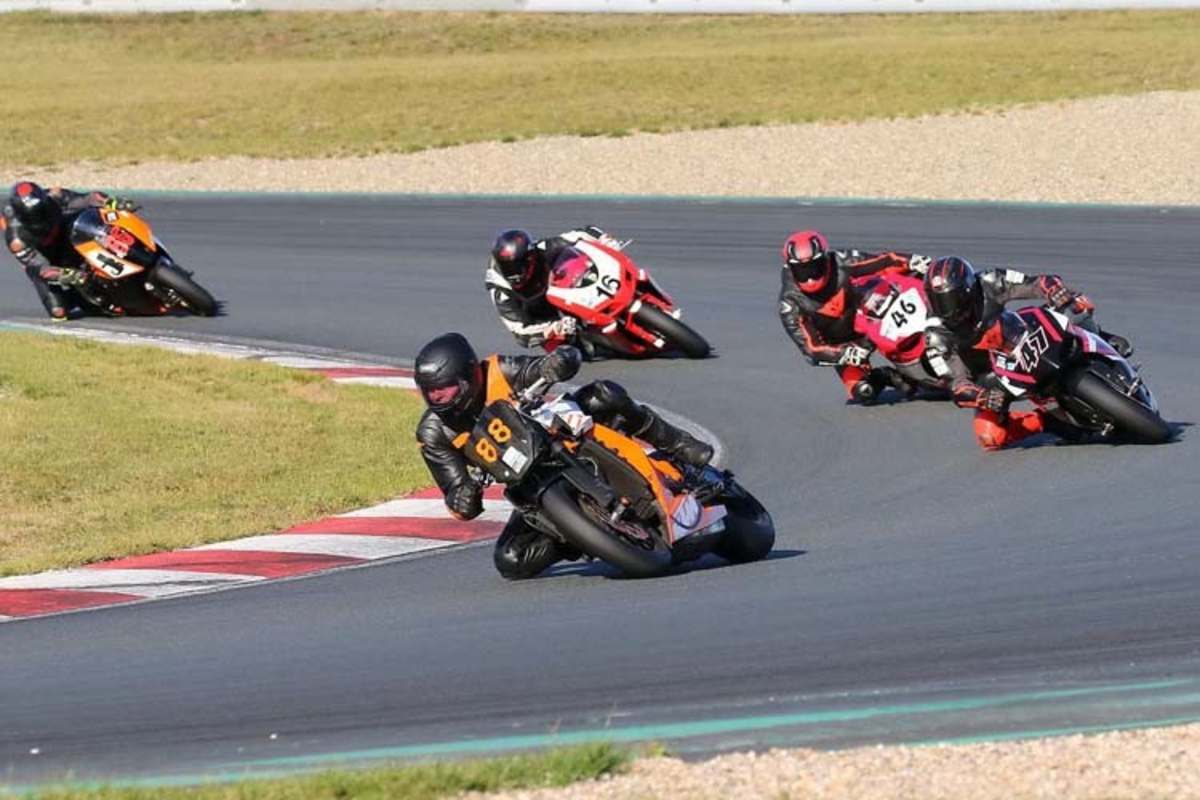 Eine KTM vor der Ducati-Meute