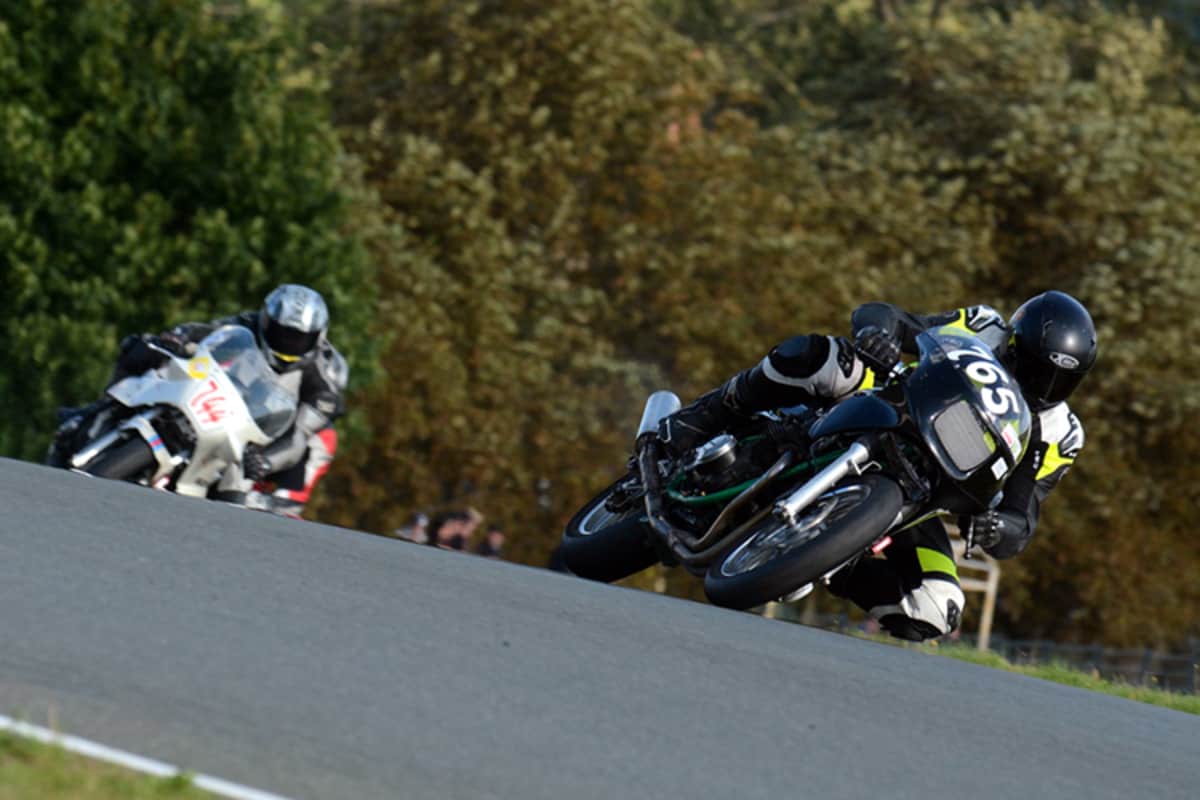 Niels Paulsen (Kawasaki Z650) vor Thomas Tippelt (VH-Suzuki 750)