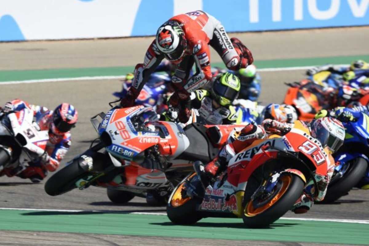 Lorenzo wird in die Luft gewirbelt