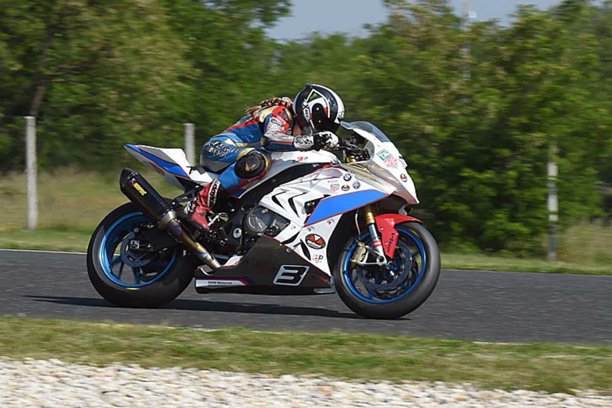 Sabine Holbrook: Mit BMW in der Alpe Adria Championship