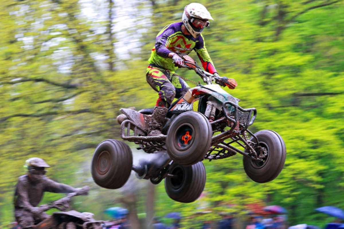 Hier fliegt Davy de Cuyper mit seinem Quad um den Kurs