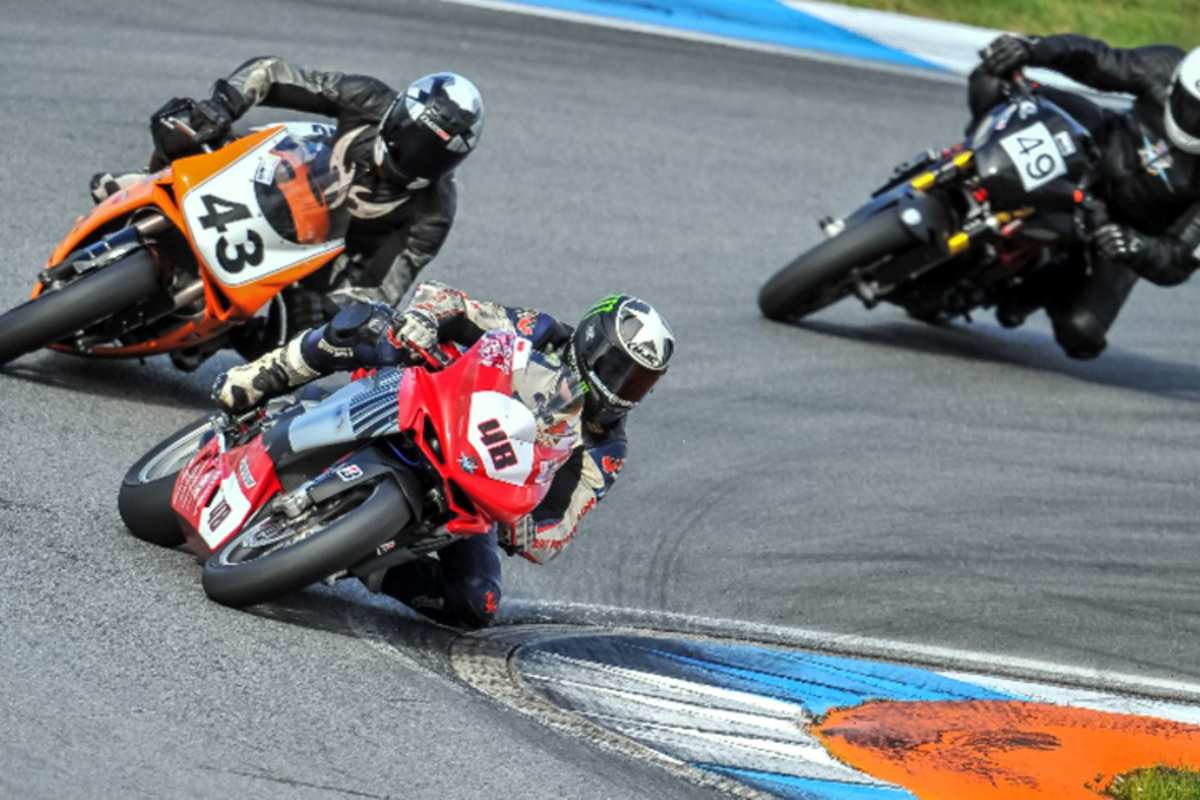 SuperTwins: Hans Schüpbach (KR2V) vor Mario Bruns (Tamburini) und Frank Claussner (Weka.Ducati)