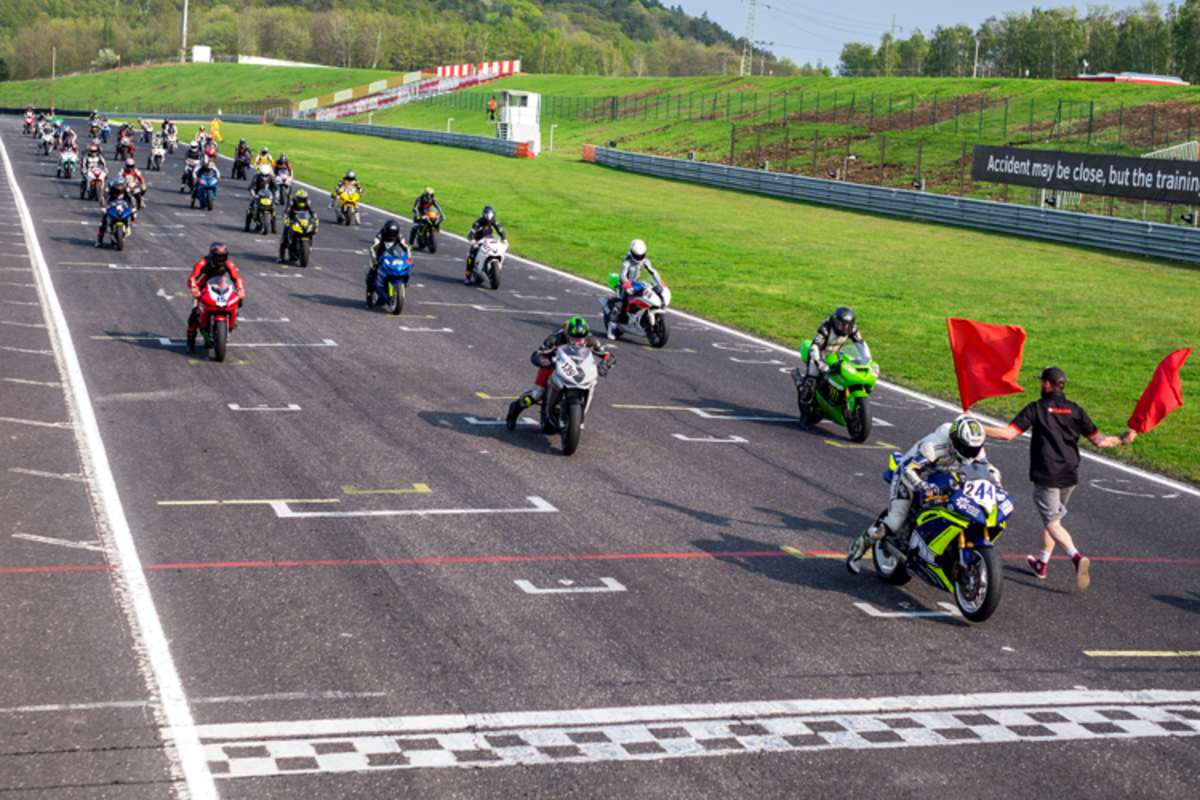Startaufstellung der Klasse Supersport Open in Most