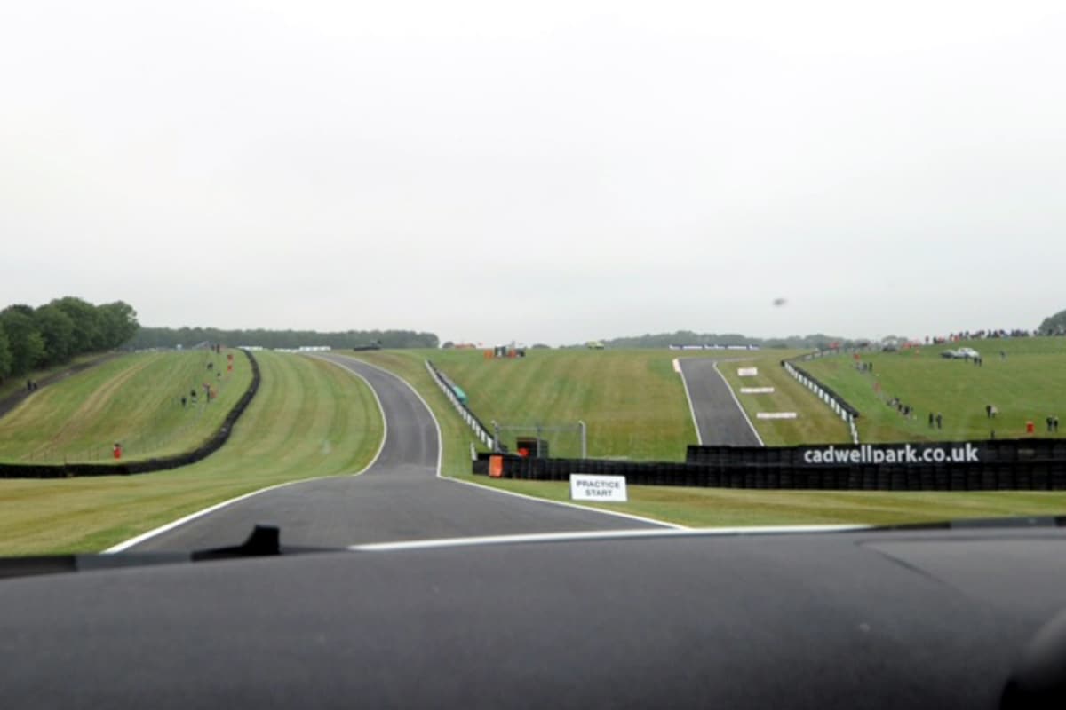 Eine Runde in Cadwell Park mit dem Safety-Car