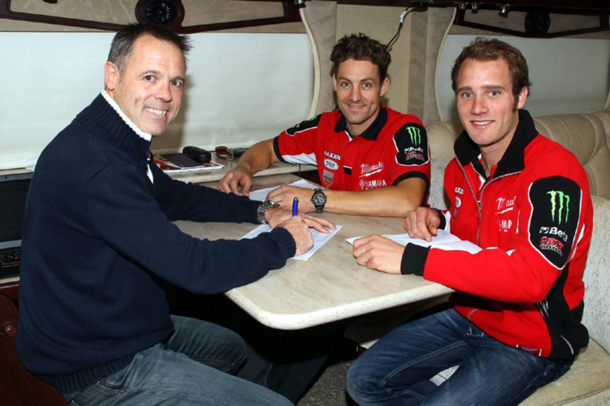 Muir, Brookes und Bridewell bei der Vertragsunterzeichnung