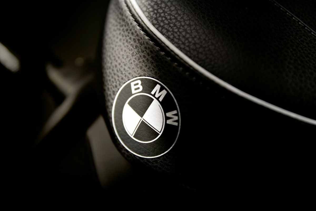 Fast wie beim Original: Weisses Keder, BMW-Prägung hinten an der Sitzbank - damit man wusste, wovon man eben überholt wurde