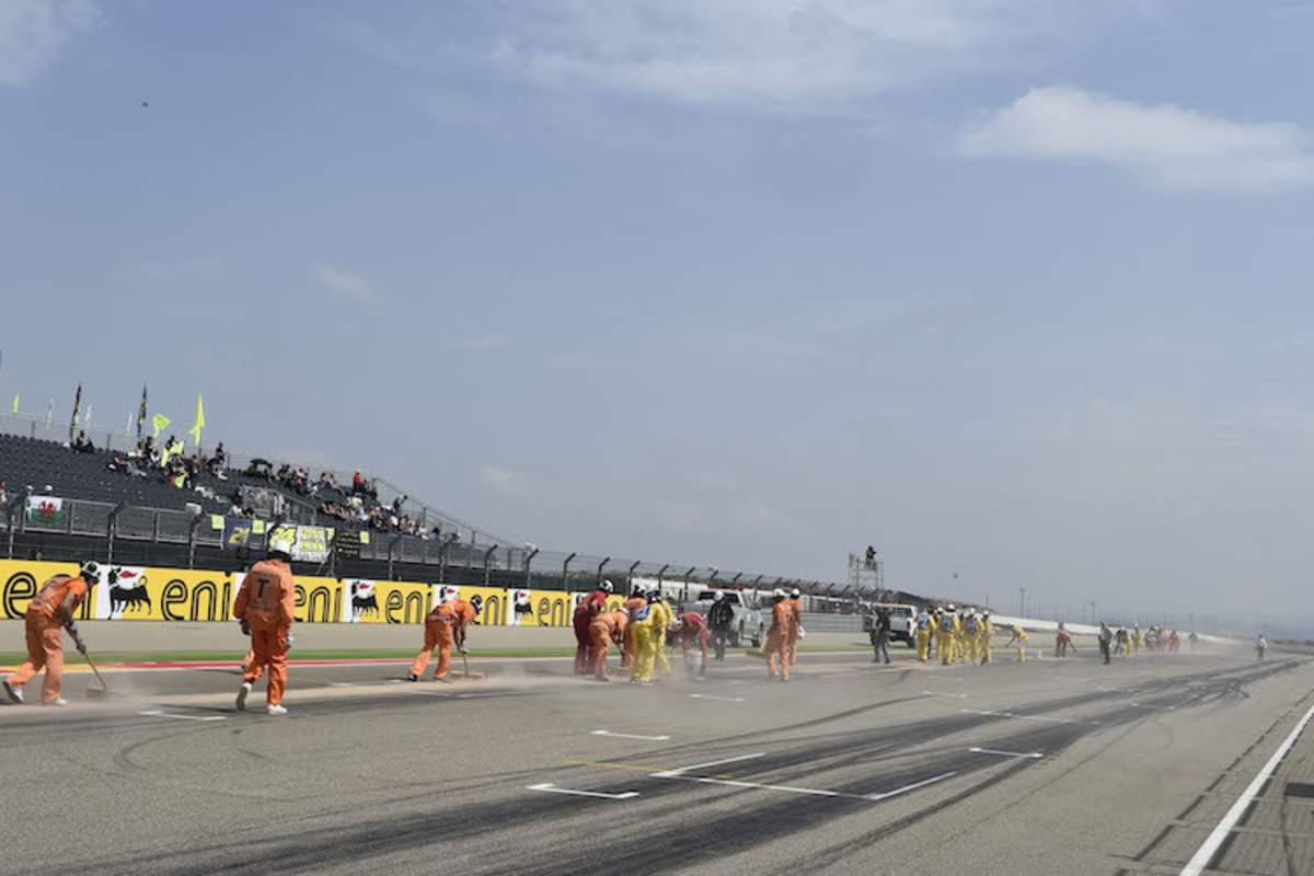 Streckenposten so weit das Auge reicht: Das Öl der MRS Kawasaki war hartnäckig