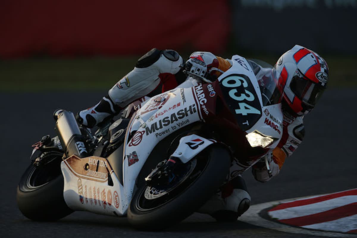 Leon Haslam bei seinem Einsatz bei Dunkelheit