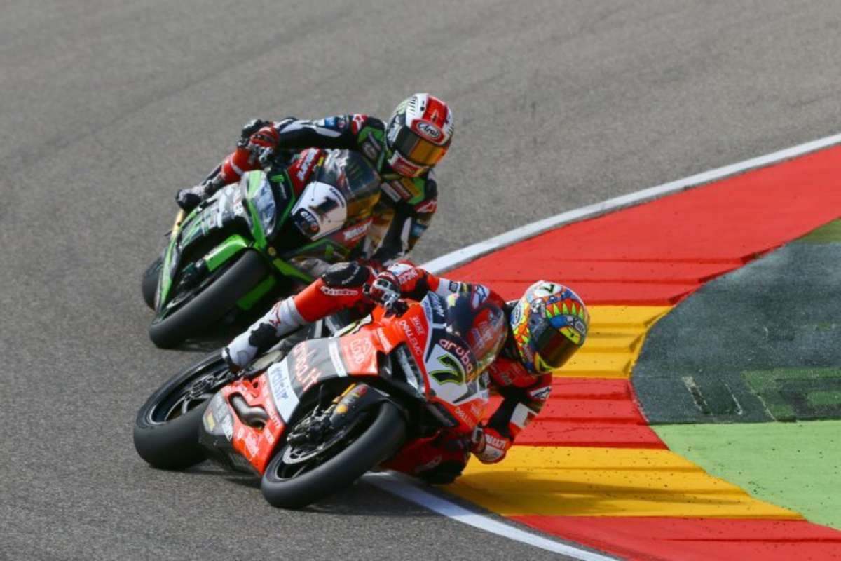 Jonathan Rea lag hinter Chaz Davies, als der Ducati-Pilot in der vorletzten Runde stürzte