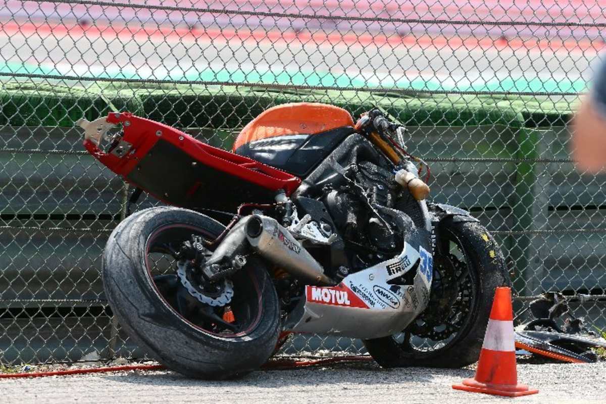 Megacrash in Misano: Triumph zerstört, Fahrer okay - Supersport-WM