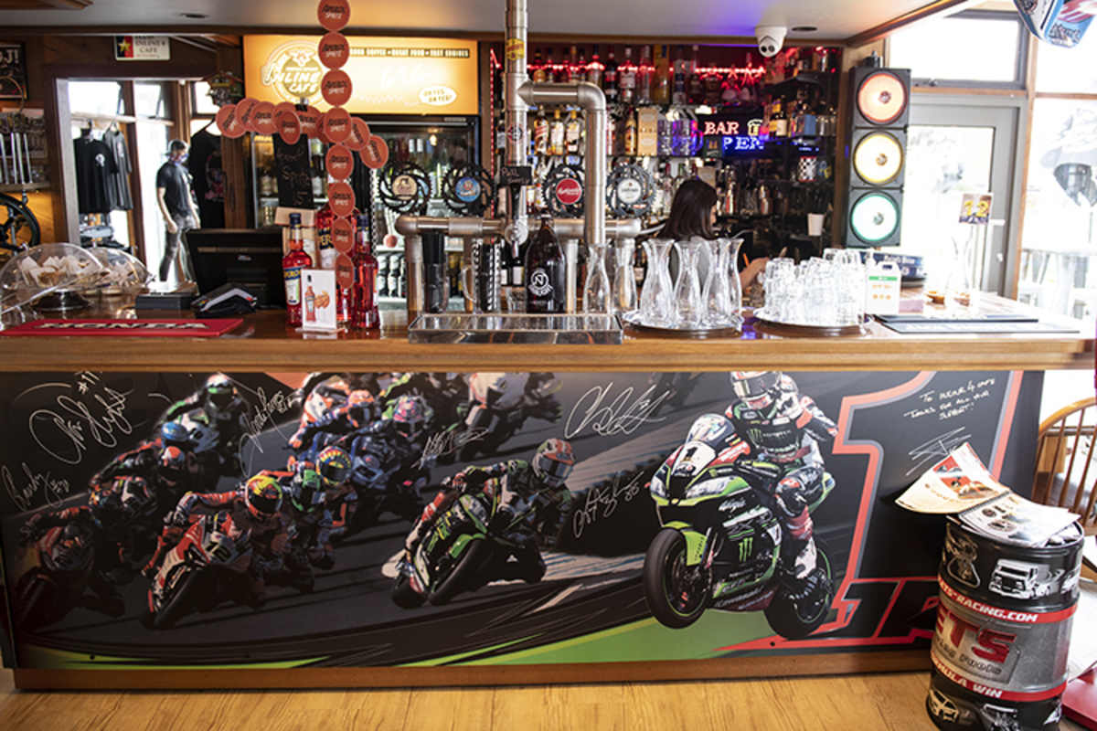 Johnny Rea verewigte sich an der Bar