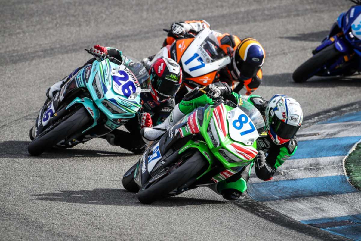 Angelo Licciardi (87) vor Walid Khan (26) und 17 Ruben Bijman (17) 