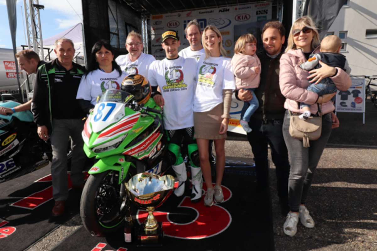 Die ganze Familie freute sich mit dem neuen IDM-Meister SSP300 Angelo Licciardi