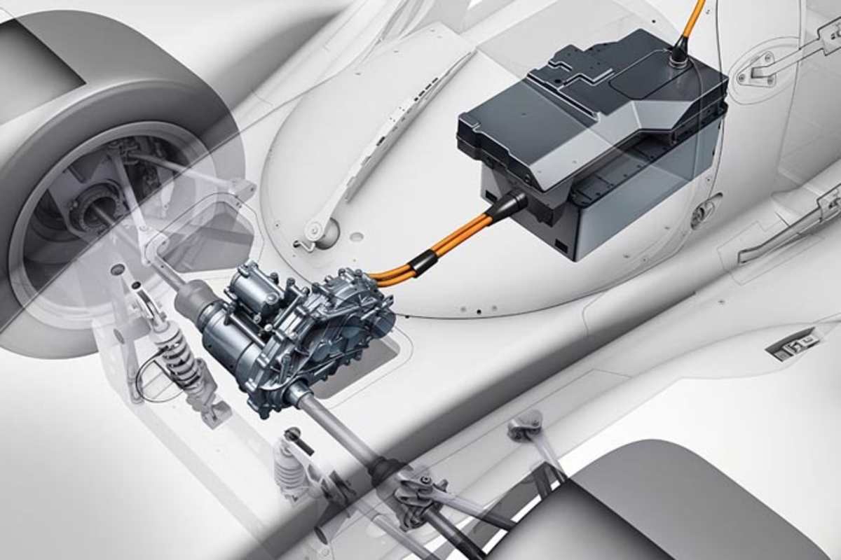 E-Motor an der Vorderachse und Batterie