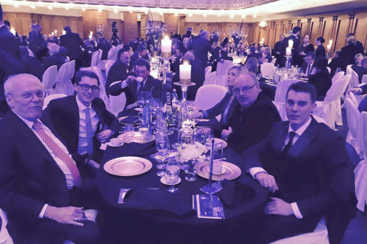 Jan Bühn (li.) und Markus Reiterberger feiern zusammen ihren IDM-Titel