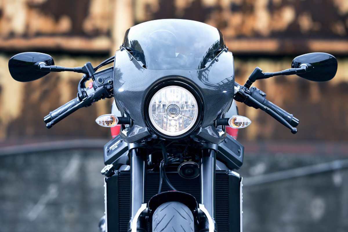 Retro-Formgebung an der kleinen Frontverkleidung, verwendet wurde aber das Hitech-Material Carbonfiber