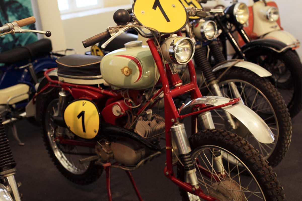 Mit einem Simson-Moped hat Harald Sturm in den Wäldern des Erzgebirges mit dem Endurosport begonnen - zu besichtigen im Motorradmuseum Augustusburg