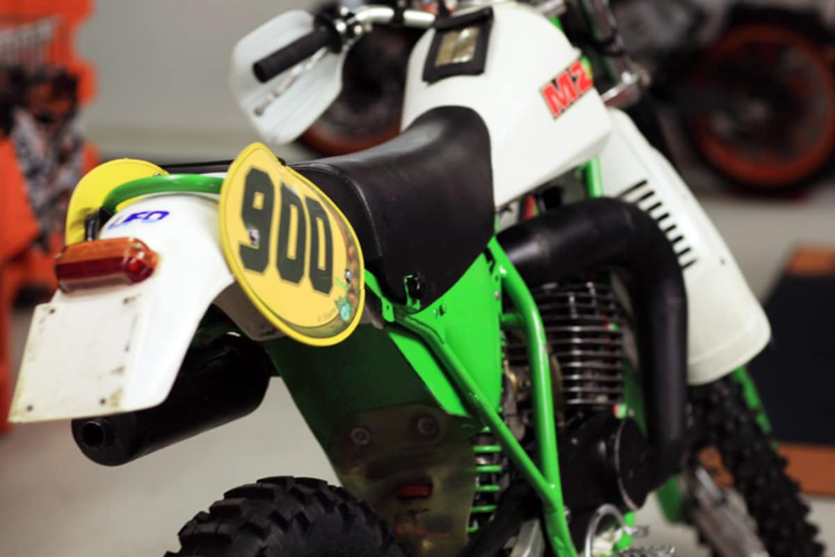 Das MZ-Werksmotorrad von Harald Sturm aus den 1980er Jahren war in den grün-weißen Farben Sachsens gestaltet und wog nur 104 kg