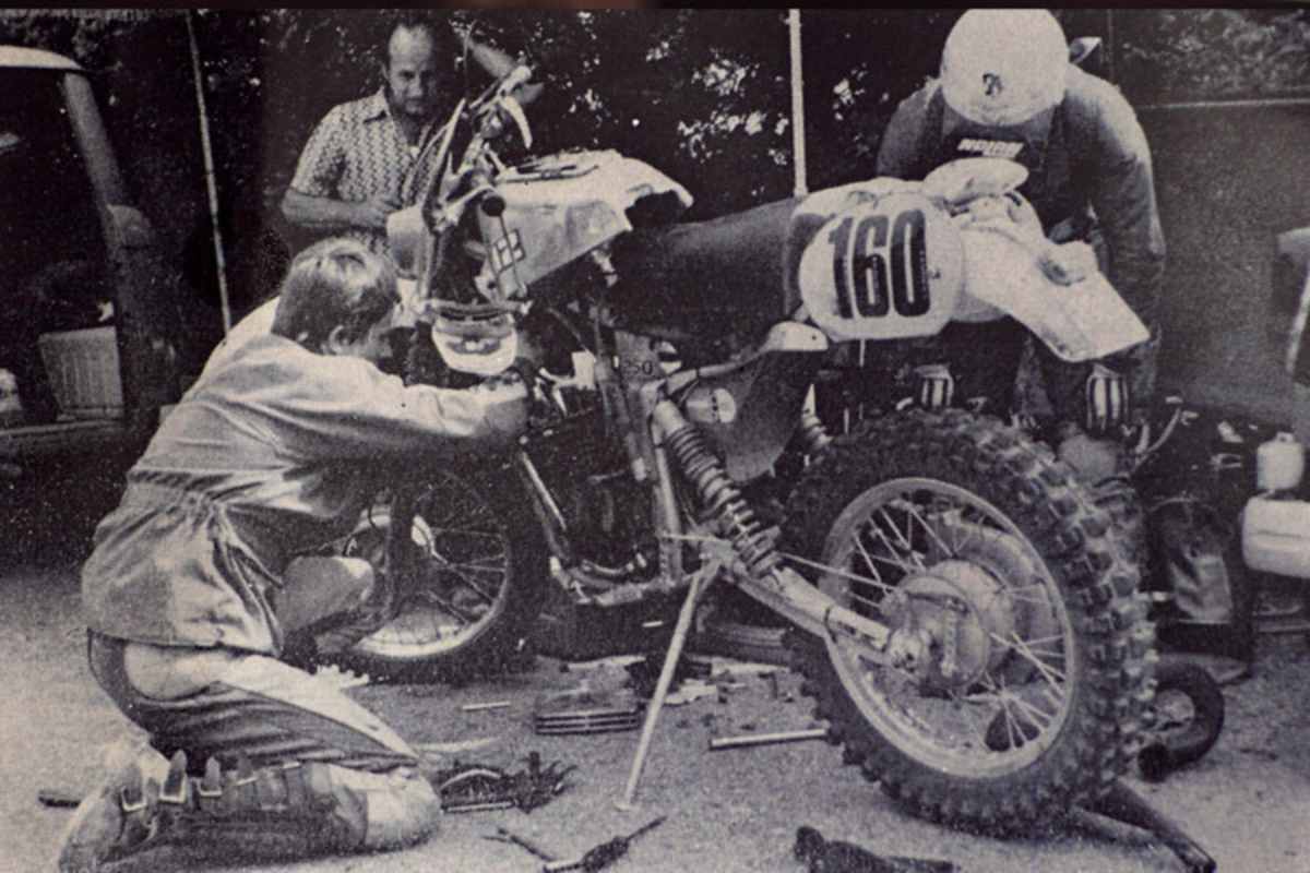 Harald Sturm repariert in der italienischen Mittagshitze nur mit Bordwerkzeug seinen eigenen Motor, kann die Six-Days von Elba fortsetzen und fährt später noch Bestzeiten