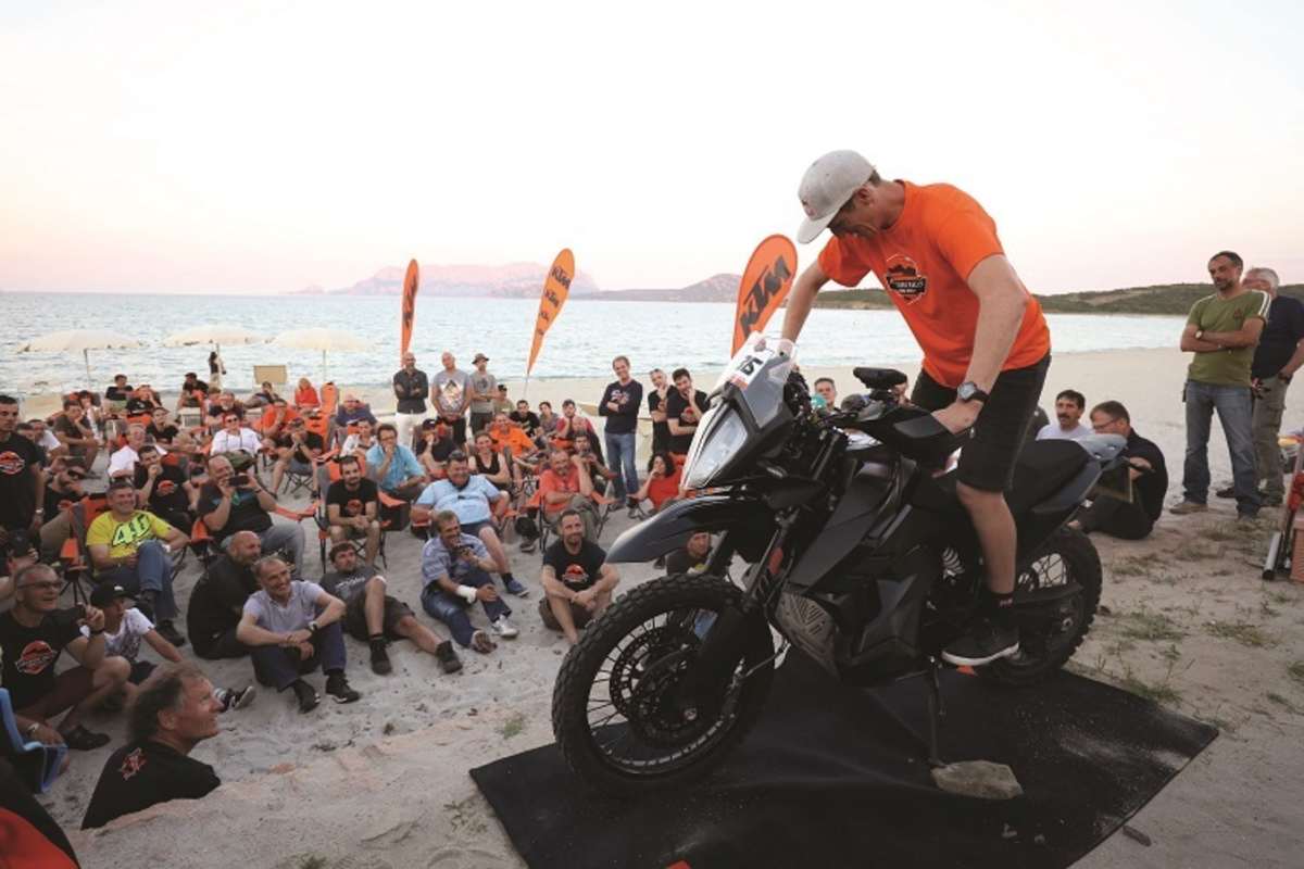 Im Rallyesport bewährt: Tief heruntergezogene Tanks, die vor Sturzschäden entsprechend geschützt werden müssen