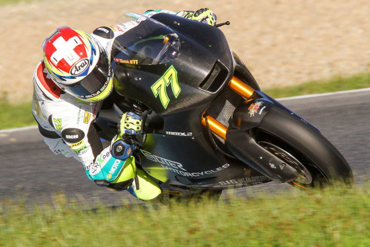 Im November fuhr Aegerter auf der Suter noch in neutraler Lackierung