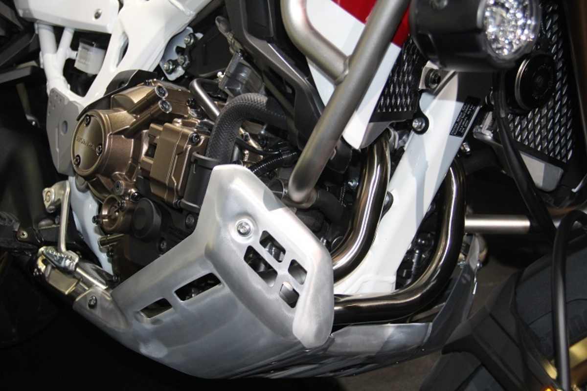 Massiver Alu-Motorschutz - wie einst an der Ur-Africa Twin