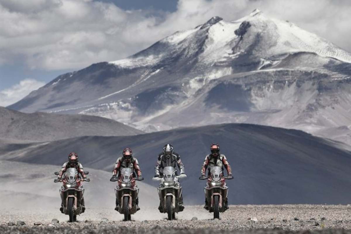 Mit leichteren Motorrädern wäre es im losen Schotter einfacher gewesen. Doch darum ging es nicht.