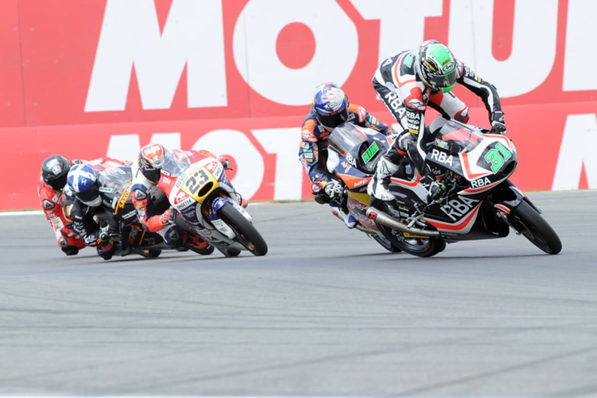 Bild 1: 22. und letzte Runde: Niklas Ajo will in der Schikane vor Start/Ziel einen Highsider abfangen, hinter ihm Hanika und Antonelli