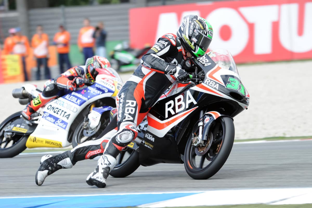 Bild 2: Niklas Ajo ist neben dem Sattel gelandet und bemüht sich, die KTM unter Kontrolle zu kriegen; dahinter Antonelli