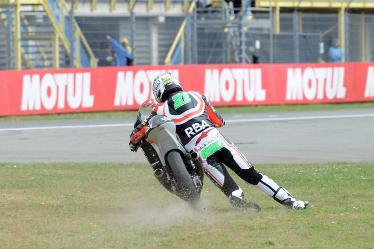 Bild 3: Niklas Ajo hängt rechts neben seiner Maschine und steuert auf die Rennstrecke hinaus, er wird noch 17.
