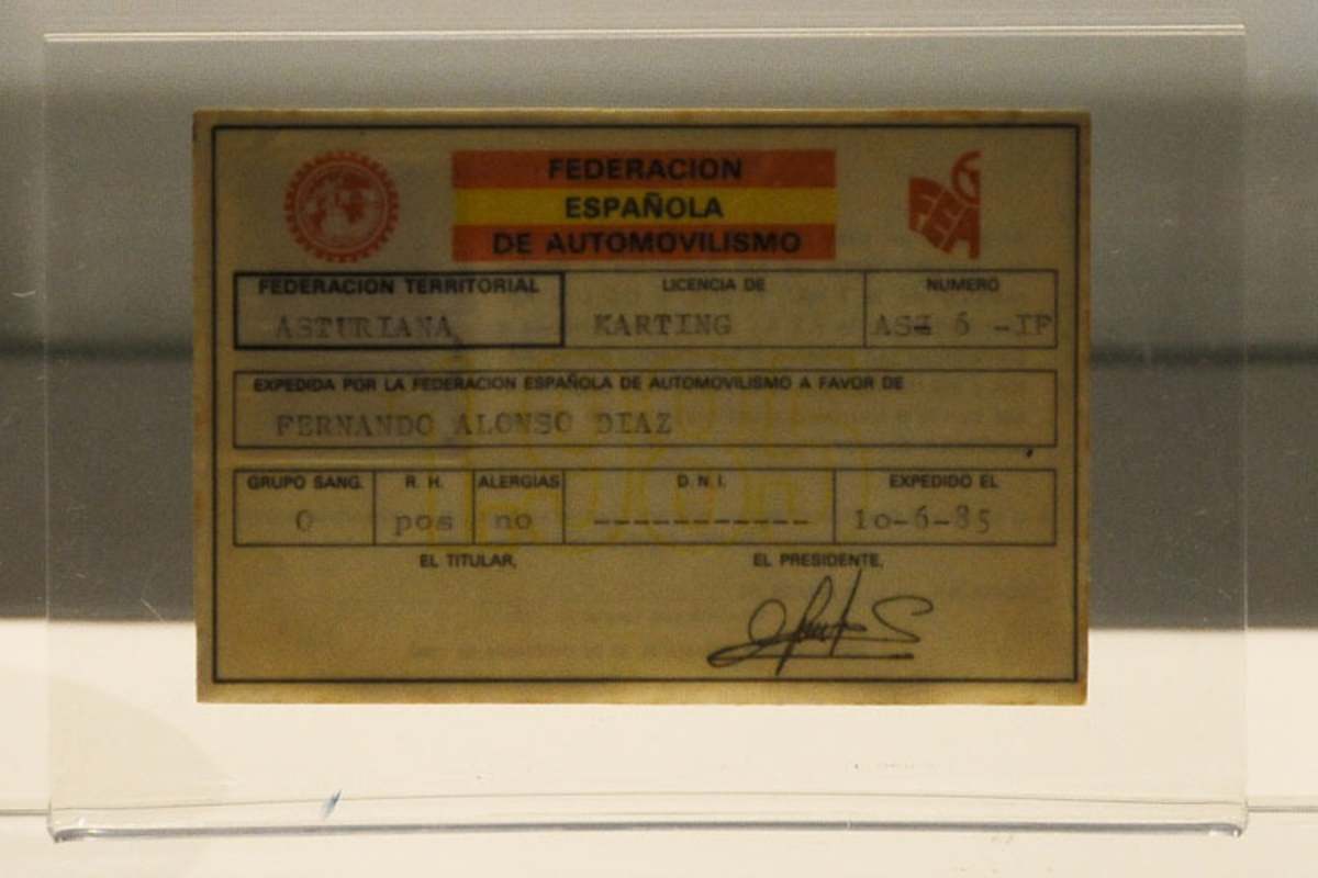 Auch auf Alonsos Rennlizenz dürfen die Museumsbesucher einen Blick werfen