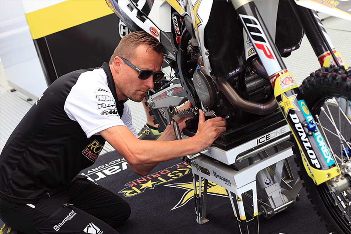 Husqvarna-Team-Manager Antti Pyrhonen legt selbst Hand an