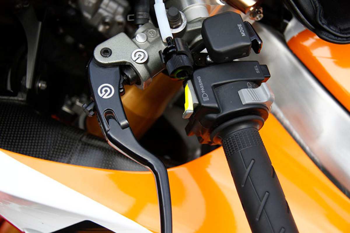 Takuma Aoki betätigte die Schaltung mit der linken Hand