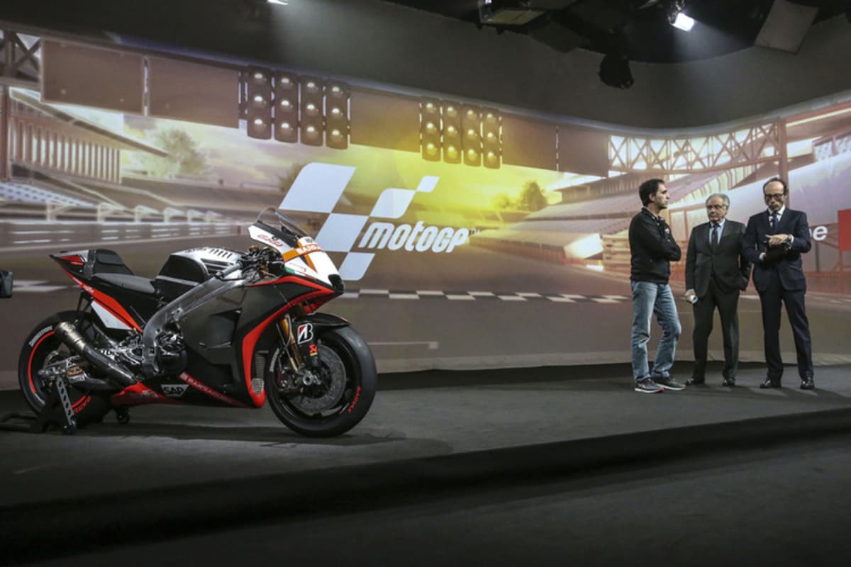 Rechts: Aprilia-Renndirektor Albesiano, Firmenchef Colaninno und Moderator Guido Meda (Sky Italia)